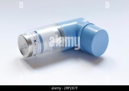 Image symbolique, spray pour asthme, inhalateur avec le médicament Salbuhexal N sur fond blanc, Allemagne Banque D'Images