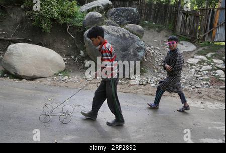 (180824) -- SRINAGAR, 24 août 2018 -- des enfants cachemiris jouent dans un village du district de Budgam, à environ 40 km au sud-ouest de la ville de Srinagar, capitale estivale du Cachemire contrôlé par les Indiens, 24 août 2018.) (dtf) CACHEMIRE-SRINAGAR-VIE QUOTIDIENNE CONTRÔLÉE PAR L'INDE JavedxDar PUBLICATIONxNOTxINxCHN Banque D'Images