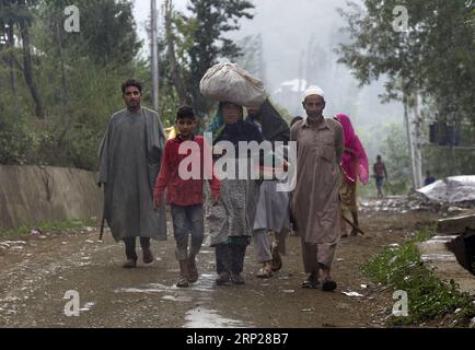 (180824) -- SRINAGAR, 24 août 2018 -- des villageois cachemiris marchent pendant une bruine dans un village du district de Budgam, à environ 40 km au sud-ouest de la ville de Srinagar, capitale estivale du Cachemire contrôlé par les Indiens, 24 août 2018.) (dtf) CACHEMIRE-SRINAGAR-VIE QUOTIDIENNE CONTRÔLÉE PAR L'INDE JavedxDar PUBLICATIONxNOTxINxCHN Banque D'Images