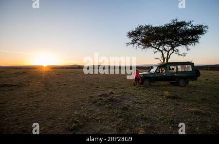 MAASAI MARA -- le conservateur chinois de la faune Zhuo Qiang et un gardien local vérifient l'OL Kinyei conservancy à Maasai Mara, Kenya, le 7 juillet 2018. Le fondateur et président du Fonds de conservation Mara (MCF) Zhuo Qiang, un Chinois de 45 ans, a été le pionnier de projets de conservation de la faune et de la flore remarquables dans l'écosystème mondialement connu du Maasai Mara. OL Kinyei fait partie des conservatoires bénéficiant de ses activités. Autour d'elle, il a construit trois boas à l'épreuve du lion empêchant le conflit avec la faune sauvage avec les communautés adjacentes. Il a été officiellement adopté en tant que fils du groupe de conservation Maasai s OL Kinyei Banque D'Images