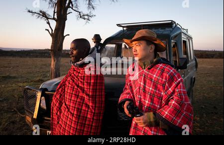 MAASAI MARA -- le conservateur chinois de la faune Zhuo Qiang et un gardien local vérifient l'OL Kinyei conservancy à Maasai Mara, Kenya, le 7 juillet 2018. Le fondateur et président du Fonds de conservation Mara (MCF) Zhuo Qiang, un Chinois de 45 ans, a été le pionnier de projets de conservation de la faune et de la flore remarquables dans l'écosystème mondialement connu du Maasai Mara. OL Kinyei fait partie des conservatoires bénéficiant de ses activités. Autour d'elle, il a construit trois boas à l'épreuve du lion empêchant le conflit avec la faune sauvage avec les communautés adjacentes. Il a été officiellement adopté en tant que fils du groupe de conservation Maasai s OL Kinyei Banque D'Images