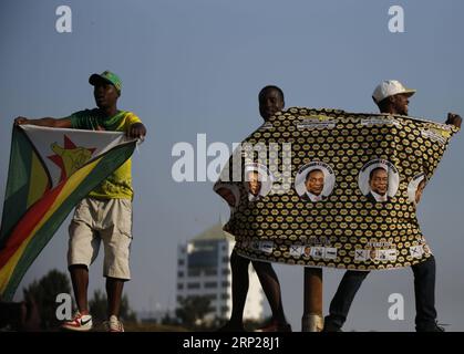 (180825) -- HARARE, le 25 août 2018 -- les partisans célèbrent la victoire du président Emmerson Mnangagwa aux élections présidentielles de juillet 30 à Harare, Zimbabwe, le 24 août 2018. La Cour constitutionnelle du Zimbabwe a rejeté vendredi une demande du leader de l'opposition Nelson Chamisa visant à annuler le résultat de l'élection présidentielle de juillet 30 remportée par le président Emmerson Mnangagwa. )(dh) ZIMBABWE-HARARE-CONCOURT-RESULT ShaunxJusa PUBLICATIONxNOTxINxCHN Banque D'Images