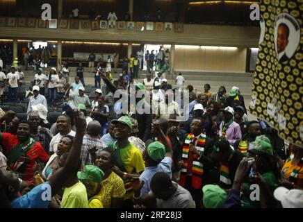 (180825) -- HARARE, le 25 août 2018 -- les partisans célèbrent la victoire du président Emmerson Mnangagwa aux élections présidentielles de juillet 30 à Harare, Zimbabwe, le 24 août 2018. La Cour constitutionnelle du Zimbabwe a rejeté vendredi une demande du leader de l'opposition Nelson Chamisa visant à annuler le résultat de l'élection présidentielle de juillet 30 remportée par le président Emmerson Mnangagwa. )(dh) ZIMBABWE-HARARE-CONCOURT-RESULT ShaunxJusa PUBLICATIONxNOTxINxCHN Banque D'Images