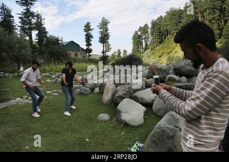 (180824) -- SRINAGAR, 24 août 2018 -- Un homme cachemirien filme ses amis avec un téléphone portable alors qu'ils dansent dans un village du district de Budgam, à environ 40 km au sud-ouest de la ville de Srinagar, la capitale estivale du Cachemire contrôlé par les Indiens, 24 août 2018.) (dtf) CACHEMIRE-SRINAGAR-VIE QUOTIDIENNE CONTRÔLÉE PAR L'INDE JavedxDar PUBLICATIONxNOTxINxCHN Banque D'Images