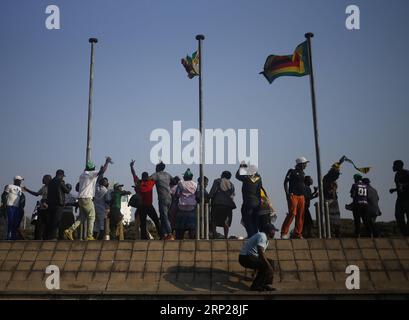 (180825) -- HARARE, le 25 août 2018 -- les partisans célèbrent la victoire du président Emmerson Mnangagwa aux élections présidentielles de juillet 30 à Harare, Zimbabwe, le 24 août 2018. La Cour constitutionnelle du Zimbabwe a rejeté vendredi une demande du leader de l'opposition Nelson Chamisa visant à annuler le résultat de l'élection présidentielle de juillet 30 remportée par le président Emmerson Mnangagwa. )(dh) ZIMBABWE-HARARE-CONCOURT-RESULT ShaunxJusa PUBLICATIONxNOTxINxCHN Banque D'Images