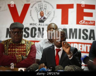 (180825) -- HARARE, 25 août 2018 () -- Nelson Chamisa, leader de l'opposition zimbabwéenne MDC Alliance (front R), prend la parole lors d'une conférence de presse à Harare, Zimbabwe, le 25 août 2018. La principale opposition du Zimbabwe, MDC Alliance, a menacé samedi de manifester dans les rues pour réclamer la victoire du scrutin, ce que la Cour constitutionnelle a rejeté. La Cour constitutionnelle du Zimbabwe a rejeté vendredi une demande du leader de l'opposition Nelson Chamisa visant à annuler le résultat de l'élection présidentielle de juillet 30 remportée par le président Emmerson Mnangagwa. () ZIMBABWE-HARARE-MDC ALLIANCE-CHAMISA Xinhua PUBLICATIONxNOTxINxCHN Banque D'Images