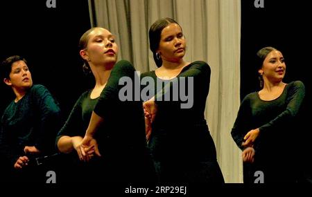 (180825) -- ALBUQUERQUE (États-Unis), 25 août 2018 -- des danseurs Yjastro interprètent le flamenco dans la vieille ville d'Albuquerque, Nouveau-Mexique, États-Unis, le 20 août 2018. Le flamenco, la musique folklorique traditionnelle du sud de l'Espagne, jouit d'une popularité exceptionnellement large dans le sud-ouest des États-Unis. Yjastros, l'American Flamenco Repertory Company, a une approche révolutionnaire qui combine l'improvisation structurée du flamenco traditionnel espagnol avec la danse moderne du répertoire américain. Etats-Unis-NOUVEAU MEXIQUE-FLAMENCO RichardxLakin PUBLICATIONxNOTxINxCHN Banque D'Images