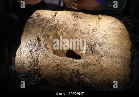 (180825) -- SHANGHAI, 25 août 2018 (Xinhua) -- une photo prise le 25 août 2018 montre un cratère de météorite exposé lors d'une conférence de presse tenue par le Planétarium de Shanghai dans l'est de la Chine à Shanghai. Le Planétarium de Shanghai a annoncé samedi son intention d'abriter des météorites récupérées d'une boule de feu météorique qui s'est produite au-dessus du ciel dans la ville de Jinghong, dans la province du Yunnan, au sud-ouest de la Chine, en juin. Le planétarium, qui est en construction, sera une branche du Musée des sciences et de la technologie de Shanghai. Le personnel du musée a réussi à récupérer plus de 500 morceaux de météorites, environ 50 kg au total, a déclaré Lin Banque D'Images