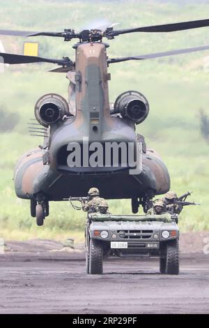 (180826) -- GOTEMBA, 26 août 2018 -- des membres des forces terrestres japonaises d'autodéfense participent à un exercice militaire annuel à Gotemba, préfecture de Shizuoka, Japon, le 26 août 2018.) (dtf) EXERCICE MILITAIRE JAPON-GOTEMBA-TIR RÉEL DuxXiaoyi PUBLICATIONxNOTxINxCHN Banque D'Images