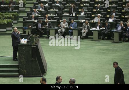 (180826) -- TÉHÉRAN, 26 août 2018 -- Massoud Karbasian (L) prend la parole lors de son processus de destitution au Parlement iranien à Téhéran, Iran, le 26 août 2018. Dimanche, les législateurs iraniens ont destitué le ministre des Affaires économiques et des Finances pour sa mauvaise gestion de la situation économique actuelle, a rapporté l'agence de presse officielle IRNA. L'ancien ministre Massoud Karbasien a perdu le vote de confiance dans le Parlement, avec 137 voix sur 260 en faveur de sa destitution. (dtf) IRAN-TÉHÉRAN-ÉCONOMIE-PARLEMENT-DESTITUTION AhmadxHalabisaz PUBLICATIONxNOTxINxCHN Banque D'Images