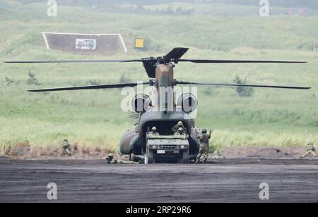 (180826) -- GOTEMBA, 26 août 2018 -- des unités des forces d'autodéfense terrestres japonaises participent à un exercice militaire annuel à Gotemba, préfecture de Shizuoka, Japon, le 26 août 2018.) (dtf) EXERCICE MILITAIRE JAPON-GOTEMBA-TIR RÉEL DuxXiaoyi PUBLICATIONxNOTxINxCHN Banque D'Images