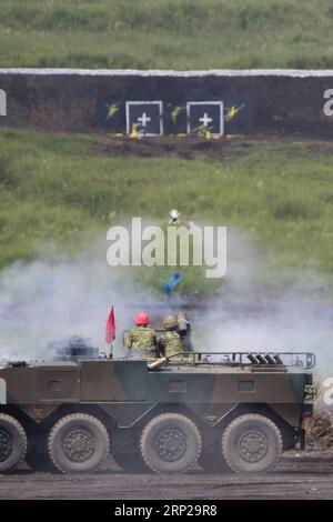 (180826) -- GOTEMBA, 26 août 2018 -- un véhicule blindé des Forces terrestres japonaises d'autodéfense participe à un exercice militaire annuel à Gotemba, préfecture de Shizuoka, Japon, le 26 août 2018.) (dtf) EXERCICE MILITAIRE JAPON-GOTEMBA-TIR RÉEL DuxXiaoyi PUBLICATIONxNOTxINxCHN Banque D'Images