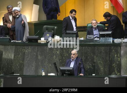 (180826) -- TÉHÉRAN, 26 août 2018 -- Massoud Karbasian (Down) prend la parole au cours de son processus de destitution au Parlement iranien à Téhéran, Iran, le 26 août 2018. Dimanche, les législateurs iraniens ont destitué le ministre des Affaires économiques et des Finances pour sa mauvaise gestion de la situation économique actuelle, a rapporté l'agence de presse officielle IRNA. L'ancien ministre Massoud Karbasien a perdu le vote de confiance dans le Parlement, avec 137 voix sur 260 en faveur de sa destitution. (dtf) IRAN-TÉHÉRAN-ÉCONOMIE-PARLEMENT-DESTITUTION AhmadxHalabisaz PUBLICATIONxNOTxINxCHN Banque D'Images