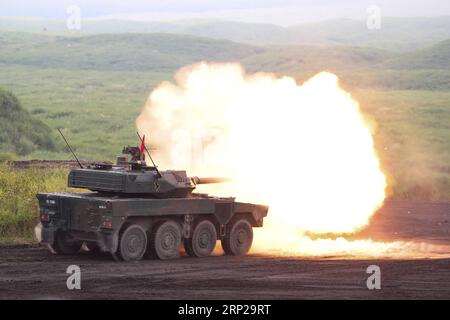 (180826) -- GOTEMBA, 26 août 2018 -- Un véhicule de combat de manœuvre de Type 16 des Forces terrestres japonaises d'autodéfense participe à un exercice militaire annuel à Gotemba, préfecture de Shizuoka, Japon, le 26 août 2018.) (dtf) EXERCICE MILITAIRE JAPON-GOTEMBA-TIR RÉEL DuxXiaoyi PUBLICATIONxNOTxINxCHN Banque D'Images