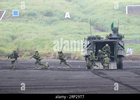 (180826) -- GOTEMBA, 26 août 2018 -- des membres des forces terrestres japonaises d'autodéfense participent à un exercice militaire annuel à Gotemba, préfecture de Shizuoka, Japon, le 26 août 2018.) (dtf) EXERCICE MILITAIRE JAPON-GOTEMBA-TIR RÉEL DuxXiaoyi PUBLICATIONxNOTxINxCHN Banque D'Images