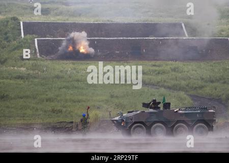 (180826) -- GOTEMBA, 26 août 2018 -- un véhicule blindé des Forces terrestres japonaises d'autodéfense participe à un exercice militaire annuel à Gotemba, préfecture de Shizuoka, Japon, le 26 août 2018.) (dtf) EXERCICE MILITAIRE JAPON-GOTEMBA-TIR RÉEL DuxXiaoyi PUBLICATIONxNOTxINxCHN Banque D'Images