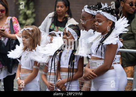 (180826) -- LONDRES, 26 août 2018 -- des artistes participent à la parade de la Journée des enfants du Carnaval annuel de Notting Hill à Londres, en Grande-Bretagne, le 26 août 2018. Le Carnaval de Notting Hill est le plus grand festival de rue en Europe et a vu le jour dans les années 1960 comme un moyen pour les communautés afro-caribéennes de célébrer leurs propres cultures et traditions. BRITAIN-LONDRES-NOTTING HILL CARNIVAL-CHILDREN S DAY PARADE RAYXTANG PUBLICATIONXNOTXINXCHN Banque D'Images