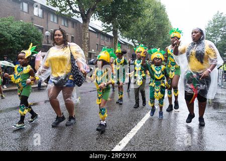 (180826) -- LONDRES, 26 août 2018 -- des artistes participent à la parade de la Journée des enfants du Carnaval annuel de Notting Hill à Londres, en Grande-Bretagne, le 26 août 2018. Le Carnaval de Notting Hill est le plus grand festival de rue en Europe et a vu le jour dans les années 1960 comme un moyen pour les communautés afro-caribéennes de célébrer leurs propres cultures et traditions. BRITAIN-LONDRES-NOTTING HILL CARNIVAL-CHILDREN S DAY PARADE RAYXTANG PUBLICATIONXNOTXINXCHN Banque D'Images