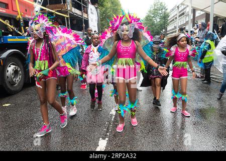 (180826) -- LONDRES, 26 août 2018 -- des artistes participent à la parade de la Journée des enfants du Carnaval annuel de Notting Hill à Londres, en Grande-Bretagne, le 26 août 2018. Le Carnaval de Notting Hill est le plus grand festival de rue en Europe et a vu le jour dans les années 1960 comme un moyen pour les communautés afro-caribéennes de célébrer leurs propres cultures et traditions. BRITAIN-LONDRES-NOTTING HILL CARNIVAL-CHILDREN S DAY PARADE RAYXTANG PUBLICATIONXNOTXINXCHN Banque D'Images