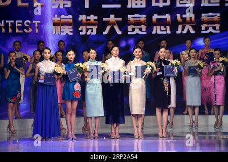 (180827) -- QINGDAO, 27 août 2018 (Xinhua) -- le champion, le finaliste et le deuxième finaliste posent pour des photos lors du 13e concours final de Super Model de Chine à Qingdao, dans la province du Shandong de l'est de la Chine, le 26 août 2018. (Xinhua/Li Ziheng) (hxy) CHINA-QINGDAO-SUPER MODÈLE CONTEST-FINAL (CN) PUBLICATIONxNOTxINxCHN Banque D'Images