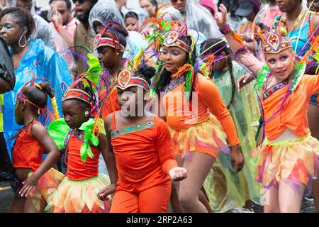 (180826) -- LONDRES, 26 août 2018 -- des artistes participent à la parade de la Journée des enfants du Carnaval annuel de Notting Hill à Londres, en Grande-Bretagne, le 26 août 2018. Le Carnaval de Notting Hill est le plus grand festival de rue en Europe et a vu le jour dans les années 1960 comme un moyen pour les communautés afro-caribéennes de célébrer leurs propres cultures et traditions. BRITAIN-LONDRES-NOTTING HILL CARNIVAL-CHILDREN S DAY PARADE RAYXTANG PUBLICATIONXNOTXINXCHN Banque D'Images