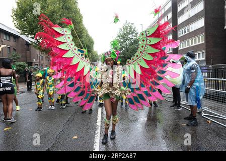 (180826) -- LONDRES, 26 août 2018 -- Un artiste participe à la parade de la Journée des enfants du Carnaval annuel de Notting Hill à Londres, en Grande-Bretagne, le 26 août 2018. Le Carnaval de Notting Hill est le plus grand festival de rue en Europe et a vu le jour dans les années 1960 comme un moyen pour les communautés afro-caribéennes de célébrer leurs propres cultures et traditions. BRITAIN-LONDRES-NOTTING HILL CARNIVAL-CHILDREN S DAY PARADE RAYXTANG PUBLICATIONXNOTXINXCHN Banque D'Images