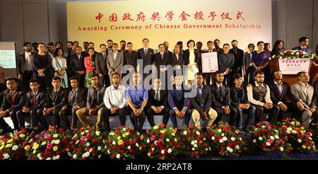 (180828) -- KATMANDOU, 28 août 2018 -- les boursiers du gouvernement chinois posent pour une photo de groupe lors de la cérémonie de remise des prix à Katmandou, Népal, le 27 août 2018. Environ 160 étudiants népalais étudieront dans des universités chinoises pour l'année universitaire 2018-2019 dans le cadre du programme de bourses du gouvernement chinois. (gj) NÉPAL-KATMANDOU-GOUVERNEMENT CHINOIS BOURSE sunilxsharma PUBLICATIONxNOTxINxCHN Banque D'Images