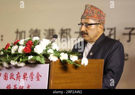 (180828) -- KATMANDOU, 28 août 2018 -- le ministre népalais de l'éducation, des Sciences et de la technologie, Giriraj Mani Pokharel, s'adresse à la cérémonie de remise des prix à Katmandou, Népal, le 27 août 2018. Environ 160 étudiants népalais étudieront dans des universités chinoises pour l'année universitaire 2018-2019 dans le cadre du programme de bourses du gouvernement chinois. (gj) BOURSE DU GOUVERNEMENT CHINOIS NÉPAL-KATMANDOU SunilxSharma PUBLICATIONxNOTxINxCHN Banque D'Images