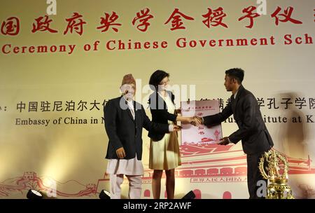 (180828) -- KATMANDOU, 28 août 2018 -- Giriraj Mani Pokharel, ministre népalais de l'éducation, des Sciences et de la technologie, et Yu Hong, ambassadeur de Chine au Népal, remettent un certificat à un boursier du gouvernement chinois à Katmandou, Népal, le 27 août 2018. Environ 160 étudiants népalais étudieront dans des universités chinoises pour l'année universitaire 2018-2019 dans le cadre du programme de bourses du gouvernement chinois. (gj) BOURSE DU GOUVERNEMENT CHINOIS NÉPAL-KATMANDOU SunilxSharma PUBLICATIONxNOTxINxCHN Banque D'Images