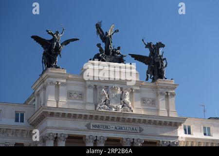 Madrid, Espagne-17 FÉVRIER 2022 : le Palais de Fomento, également connu sous le nom de bâtiment du ministère de l'Agriculture, est un immeuble de bureaux du XIXe siècle à Madr Banque D'Images