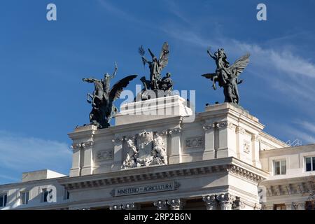 Madrid, Espagne-17 FÉVRIER 2022 : le Palais de Fomento, également connu sous le nom de bâtiment du ministère de l'Agriculture, est un immeuble de bureaux du XIXe siècle à Madr Banque D'Images