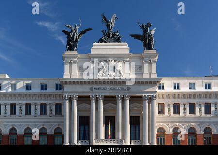 Madrid, Espagne-17 FÉVRIER 2022 : le Palais de Fomento, également connu sous le nom de bâtiment du ministère de l'Agriculture, est un immeuble de bureaux du XIXe siècle à Madr Banque D'Images