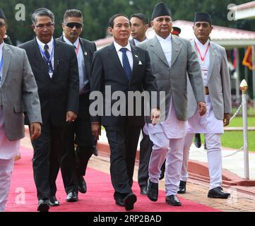 (180828) -- KATMANDOU, 28 août 2018 -- le président du Myanmar U Win Myint (C, front) est accueilli après son arrivée à l'aéroport international Tribhuvan de Katmandou, Népal, le 28 août 2018. Au cours de la visite, U Win Myint participera jeudi au 4e sommet de l'Initiative de la baie du Bengale pour la coopération technique et économique multisectorielle (BIMSTEC) dans la capitale népalaise Katmandou. ) (lrz) NÉPAL-KATMANDOU-SOMMET BIMSTEC-PRÉSIDENT DU MYANMAR S-ARRIVÉE SunilxSharma PUBLICATIONxNOTxINxCHN Banque D'Images