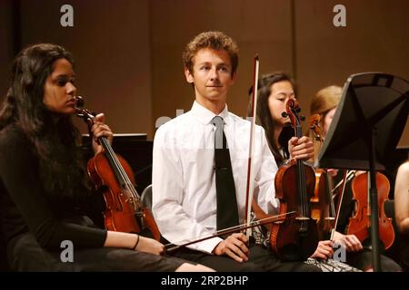 (180829) -- DES MOINES, 29 août 2018 -- Un garçon de l'Orchestre de chambre Valley High School donne un concert à des Moines, dans l'État de l'Iowa, aux États-Unis, le 27 août 2018. Midwest U.S. State of Iowa a organisé un concert ici pour célébrer le 35e anniversaire de son partenariat avec la province chinoise du Hebei. ) (Zxj) États-Unis-IOWA-CHINE S HEBEI-SISTER STATES-CELEBRATION WangxPing PUBLICATIONxNOTxINxCHN Banque D'Images