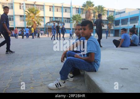 (180829) -- GAZA, 29 août 2018 -- des écoliers palestiniens sont assis dans une école gérée par une agence des Nations Unies pour les réfugiés palestiniens, le premier jour d'une nouvelle année scolaire, dans la ville de Rafah, dans le sud de la bande de Gaza, le 29 août 2018.) (Zxj) MIDEAST-GAZA-PREMIÈRE JOURNÉE-ÉCOLE KhaledxOmar PUBLICATIONxNOTxINxCHN Banque D'Images