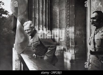 Général Pershing au balcon de l'hôtel Crillon, place de la Concorde, juin 1917, Paris, France Banque D'Images