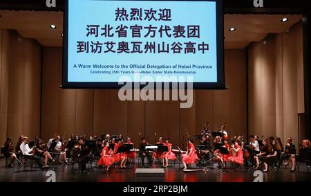 (180829) -- DES MOINES, 29 août 2018 -- Shijiazhuang Foreign Language School Folk Music troupe et Valley High School Chamber Orchestra se produisent ensemble lors d'un concert à des Moines, dans l'État de l'Iowa, aux États-Unis, le 27 août 2018. Midwest U.S. State of Iowa a organisé un concert ici pour célébrer le 35e anniversaire de son partenariat avec la province chinoise du Hebei. ) (Zxj) États-Unis-IOWA-CHINE S HEBEI-SISTER STATES-CELEBRATION WangxPing PUBLICATIONxNOTxINxCHN Banque D'Images