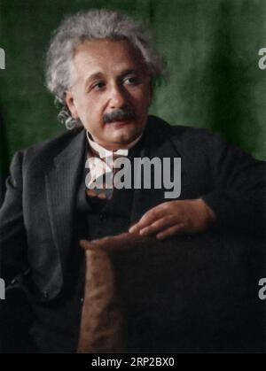 Albert Einstein, portrait en demi-longueur, assis, face à droite. Circa 1931 photographe : Doris Ulmann. Banque D'Images