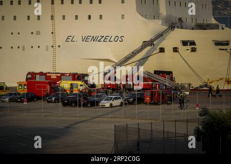 Griechenland, Feuer auf Fähre im Hafen von Piräus (180829) -- LE PIRÉE (GRÈCE), 29 août 2018 -- des camions de pompiers sont vus à côté du ferry Eleftherios Venizelos au port du Pirée au Pirée, Grèce, le 29 août 2018. Un ferry de passagers avec 1 016 personnes à bord est retourné au port du Pirée tôt mercredi après qu'un incendie a éclaté alors que le navire était en route pour l'île de Crète. La cause de l ' incendie faisait l ' objet d ' une enquête. ) GRÈCE-PIRÉE PORT-FERRY-FIRE MariosxLolos PUBLICATIONxNOTxINxCHN Banque D'Images
