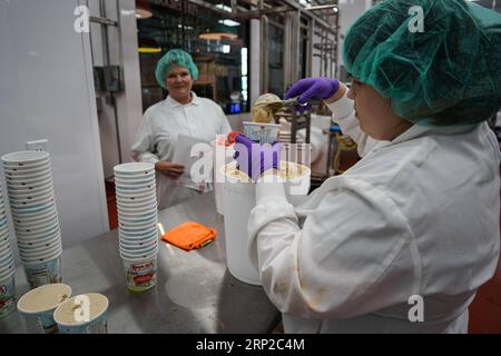 (180829) -- NEW YORK, 29 août 2018 -- un employé emballe de la crème glacée dans des conteneurs à l'usine ample Hills Red Hook à Brooklyn, New York, États-Unis, le 29 août 2018. Avec une superficie de 15 000 pieds carrés, ample Hills Red Hook Factory est l'une des plus grandes usines de crème glacée de New York. Il dispose d'un petit musée et une boutique de scooters.) ETATS-UNIS-NEW YORK-USINE DE CRÈME GLACÉE LINXBILIN PUBLICATIONXNOTXINXCHN Banque D'Images