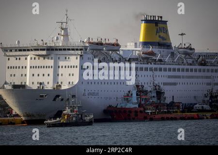 (180829) -- LE PIRÉE (GRÈCE), 29 août 2018 -- le ferry Eleftherios Venizelos est vu amarré au port du Pirée au Pirée, Grèce, le 29 août 2018. Un ferry de passagers avec 1 016 personnes à bord est retourné au port du Pirée tôt mercredi après qu'un incendie se soit déclaré alors que le navire était en route pour l'île de Crète. La cause de l ' incendie faisait l ' objet d ' une enquête. ) GRÈCE-PIRÉE PORT-FERRY-FIRE MariosxLolos PUBLICATIONxNOTxINxCHN Banque D'Images