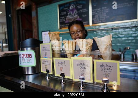 (180829) -- NEW YORK, 29 août 2018 -- une photo prise le 29 août 2018 montre divers cônes aromatisés à l'usine ample Hills Red Hook à Brooklyn, New York, États-Unis. Avec une superficie de 15 000 pieds carrés, ample Hills Red Hook Factory est l'une des plus grandes usines de crème glacée de New York. Il dispose d'un petit musée et une boutique de scooters.) ETATS-UNIS-NEW YORK-USINE DE CRÈME GLACÉE LINXBILIN PUBLICATIONXNOTXINXCHN Banque D'Images