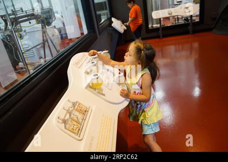 (180829) -- NEW YORK, 29 août 2018 -- Une fille explore les parfums de crème glacée à ample Hills Red Hook Factory à Brooklyn, New York, États-Unis, 29 août 2018. Avec une superficie de 15 000 pieds carrés, ample Hills Red Hook Factory est l'une des plus grandes usines de crème glacée de New York. Il dispose d'un petit musée et une boutique de scooters.) ETATS-UNIS-NEW YORK-USINE DE CRÈME GLACÉE LINXBILIN PUBLICATIONXNOTXINXCHN Banque D'Images