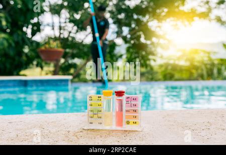 Testeur DE PH et de chlore pour l'entretien des piscines. Kit testeur pour mesurer le chlore et le ph dans les piscines Banque D'Images