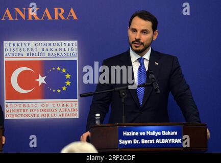 180830 -- ANKARA, le 30 août 2018 -- le ministre turc du Trésor et des Finances, Berat Albayrak, prend la parole lors d'une conférence de presse après la réunion du Groupe d'action pour la réforme de l'UE à Ankara, en Turquie, le 29 août 2018. Après un gel de près de trois ans, le gouvernement turc a rencontré mercredi les ministres du Groupe d’action pour la réforme de l’UE pour intensifier son programme de reservation des liens avec le bloc voisin. gj TURQUIE-ANKARA-UE-RÉUNION MustafaxKaya PUBLICATIONxNOTxINxCHN Banque D'Images