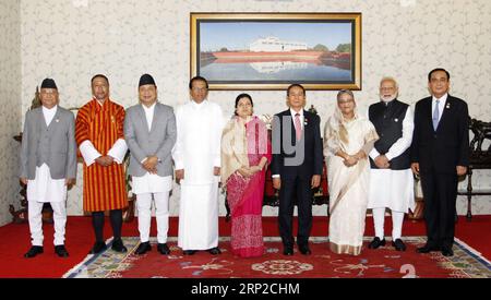 (180830) -- KATMANDOU, 30 août 2018 -- le président népalais Bidhya Devi Bhandari (C) pose pour une photo de groupe avec le Premier ministre népalais KP Sharma Oli (1e L), le conseiller en chef du gouvernement intérimaire du Bhoutan Lyonpo Tshering Wangchuk (2e L), la vice-présidente népalaise Nanda Bahadur Pun (3e L), le président sri-lankais Maithripala Sirisena (4e L), le Premier ministre thaïlandais Prayut Chan-o-cha (1e R), le Premier ministre indien Narendra Modi (2e R), le Premier ministre du Bangladesh Sheikh Hasina (3e R) et le président du Myanmar U Win Myint (4e R) après une réunion organisée après les arrivées des chefs d'États de par Banque D'Images