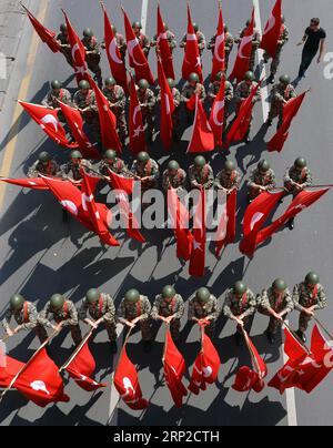 (180830) -- ANKARA, 30 août 2018 -- des soldats turcs défilent lors d'un défilé pour marquer le 96e anniversaire du jour de la victoire à Ankara, Turquie, le 30 août 2018. La Turquie a célébré jeudi le 96e anniversaire du jour de la victoire, qui marque la victoire turque contre les forces grecques dans une bataille décisive pendant la guerre d'indépendance turque en 1922. TURQUIE-ANKARA-JOUR DE LA VICTOIRE-PARADE MustafaxKaya PUBLICATIONxNOTxINxCHN Banque D'Images