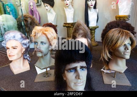 perruques ou toupees terribles dans la fenêtre de magasin aux états-unis Banque D'Images