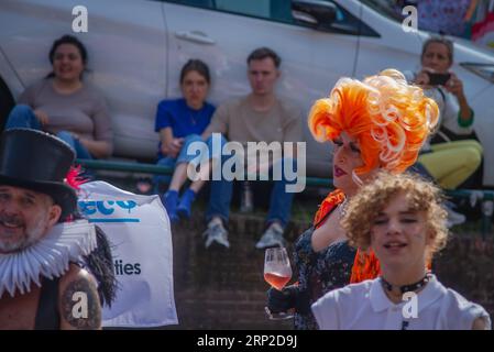 2 septembre 2023, Leiden, pays-Bas, première fierté avec bateau de parade coloré dans les canaux de Leiden Banque D'Images