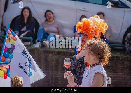 2 septembre 2023, Leiden, pays-Bas, première fierté avec bateau de parade coloré dans les canaux de Leiden Banque D'Images
